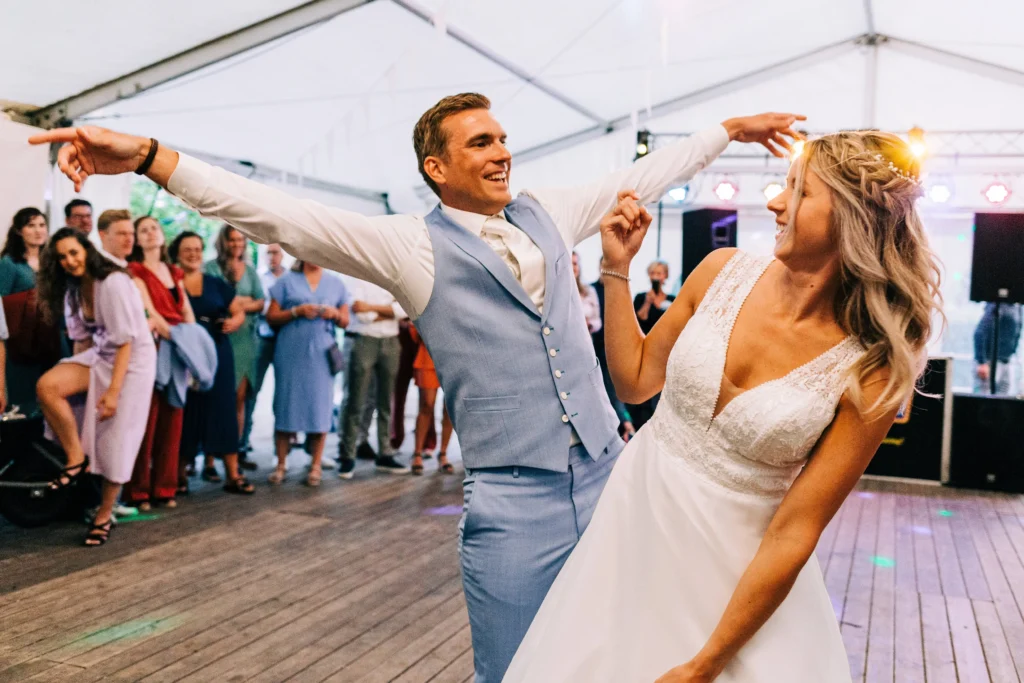 Maarten tijdens openingsdans bruidspaar